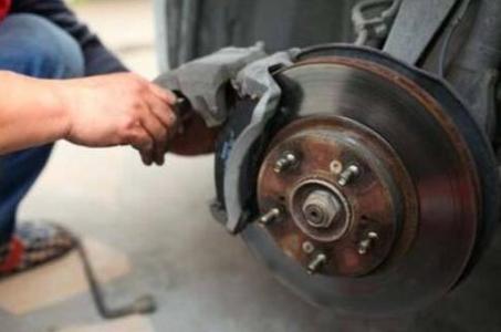 深圳企業(yè)班車(chē)租賃講解汽車(chē)剎車(chē)片多久更換合適?